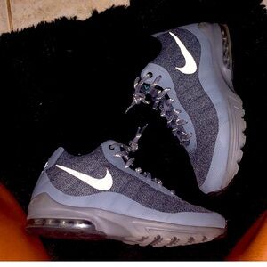 Men’s Nike Shoes size 8. Used but still in GREAT condition!